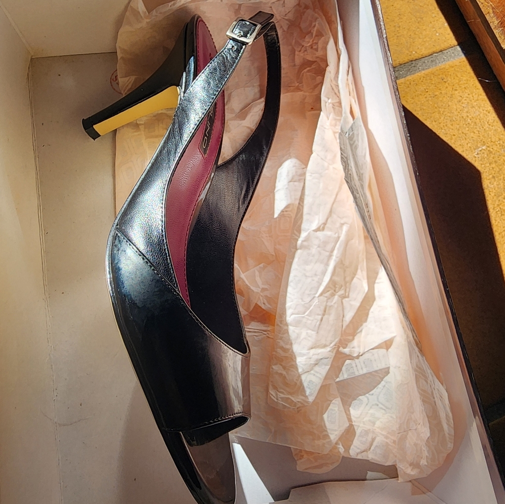 Bandolino black leather kitten heel with silver buckle. Size 8